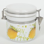 LOUÇA, um (1) recipiente cilíndrico com tampa, vedação por pressão, ornamentação policromada representandolimões, além de legendas, sem marca de manufatura aparente, medindo 12,5 cm altura e 12 cm diâmetro, monture emmetal niquelado, vide foto.