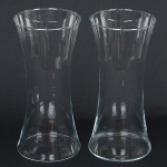 VIDRO, par (2) vasos cilíndricos, incolores e translúcidos, afunilamento na parte central, medindo 28 cm altura,sinais de uso, vide foto.