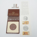 NUMISMÁTICA, Brasil, República, uma (1) medalha em bronze, SÉRIE CRUZADO 1989 EFÍGIE DAREPÚBLICA, cunhada na CMB-RJ (Casa da Moeda do Brasil no Rio de Janeiro), tiragem limitada a 400 exemplaresnumerados, medindo 50 mm diâmetro, peso aproximado 55 gr., acompanha certificado de garantia, acondicionada noestojo, possui expositor em acrílico, excelente estado de conservação, vide foto.