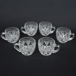 VIDRO, seis (6) taças para poncheira, incolores e translúcidas, modelagem geometrizada, medindo 7 cm altura,sinais de uso, vide foto.