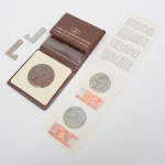 465) NUMISMÁTICA, Brasil, República, uma (1) medalha em bronze, SÉRIE CRUZADO 1991 CARLOS CHAGAS,cunhada na CMB-RJ (Casa da Moeda do Brasil no Rio de Janeiro), tiragem limitada a 400 exemplares numerados, medindo 50 mm diâmetro, peso aproximado 55 gr., acompanha certificado de garantia, acondicionada no estojo, possuiexpositor em acrílico, excelente estado de conservação, vide foto.