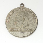 NUMISMÁTICA, Brasil, uma (1) medalha em metal prateado, 40 Anos da Fundação Ruben Berta, 1945 a 1985(Fundação dos Funcionários da VARIG), medindo 35 mm mais olhal, MBC, vide foto.