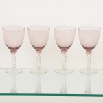 CRISTAL, quatro (4) taças de pé alto para vinho branco, translúcidas, bojo na tonalidade roxa, fuste em torçaide ebase em bolacha, ambos incolores, procedência Checoslováquia, medindo 15,5 cm altura, sinais de uso, vide foto.