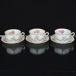 PORCELANA, três (3) xícaras para café, ornamentação floral policromada, arremates com frisos a ouro, marcaPIRKENHAMMER (fundada em 1803 por Johann Gottlob List e Friedrich Höcke, na região da Bohemia na Áustria,atual Brezová na Checoslováquia, que com a divisão não sei em que lado foi parar, vendida em 1811 para ChristopherReichenbach e Christian Nonne com apoio financeiro de seu pai Martin Ficher ficando conhecida como Ficher &Reichenbach, em 1852 Christian comprou a parte do sócio e em 1859 vendeu a fábrica para o seu filho Rudolf KarlFicher e o sogro Ludwig Von Mieg passando a se chamar Ficher & Mieg, foi leiloada em 1908 e os arrematantes foramWilhelm e Victor Maier, aderiu em 1918 e 1920 respectivamente a OEPIAG {Osterreichische Porzellan Industrie AG} eEPIAG {Erste primeira Bohemische Porzellan Industrie AG} mudança esta devido a criação da Checoslováquia, cabeainda ressaltar que as siglas OEPIAG e EPIAG não são fábricas e sim um plano associativo para promover a porcelanada região da Bohemia, a fábrica continua em atividade), Modelo AVIGNON, Checoslováquia, ideais para coleção decristaleira, vide foto.