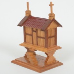 DIVERSOS, uma (1) caixa confeccionada artesanalmente em madeira, formato de igreja, interior forrado em papelcamurça na tonalidade vermelha, medindo 16 cm altura, vide foto.