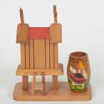 DIVERSOS, um (1) porta caneta confeccionado artesanalmente em madeira, formato de igreja, medindo 13 cmaltura, vide foto.