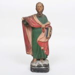 ARTE-SACRA, uma (1) imaginária de São Judas Tadeu, confeccionada em estuque policromado(falhas na policromia), mão quebrada. Alt. 30cm.