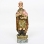 ARTE-SACRA, uma imaginária (1) escultura em madeira policromada, dourada e olhos de vidro representando Santo. Apresenta braço quebrado e colado. Século XIX. Alt. 34cm.