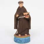 ARTE-SACRA, uma imaginária(1) escultura em estuque com base em madeira policromada representando Santo Antônio com menino Jesus. Apresenta sinais do tempo, menino Jesus com braços e pernas faltando, sem a cruz e base com sinais de cupim. Início de Século XX. Alt. 28cm.
