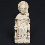 ARTE-SACRA, uma imagem de Santiago de Compostela sentada em trono, segurando um cajado na mão esquerda, executada em pedra de granito arenisca. Alt. 18cm.