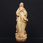 ARTE-SACRA, uma (1) escultura em estuque representando Nossa Senhora da Conceição, origem portuguesa, meados do século XX. Base apresenta figuras de anjos e querubins, olhos de vidro, apresenta adornos em miçangas e pedras encrustadas . Apresenta faltas. Alt. 50cm.