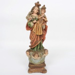 ARTE-SACRA, uma (1) escultura em estuque policromado representando a "Madona e o Menino Jesus". Peça apresenta pequenas faltas nas coroas. Alt. 39cm.