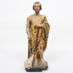 ARTE-SACRA, uma (1) escultura em estuque policromado, provavelmente portuguesa com olhos de vidro, representando São Lázaro. Apresenta falhas na policromia, perdas e pescoço quebrado e colado. Alt. 45cm.