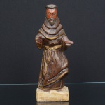ARTE-SACRA, uma (1) escultura entalhada em madeira policromada com detalhes em ouro representando São Francisco de Assis. Apresenta sinais do tempo. Alt. 38cm.