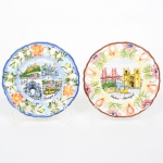 FAIANÇA PORTUGUESA, dois (2) pratos decorativos, ornamentação policromada com paisagens de Lisboa, Portugal, borda vazada, medindo 14 cm diâmetro, para ornar parede, vide foto.