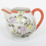 PORCELANA JAPONESA, uma (1) cremeira com ornamentação policromada pintada a mão no padrão Imari, representando paisagem com flores, montanhas, lago, pagodes, etc., marcado em caracteres dentro de um círculo, medindo 10 cm altura, sinais de uso, vide foto.