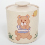 CERÂMICA, um (1) pote com tampa, esmaltação vítrea policromada, representando urso, medindo 13,5 cm altura e 11,5 cm diâmetro, sem marca de manufatura aparente, sinais de uso, vide foto.