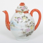 PORCELANA JAPONESA, um (1) bule de chá com ornamentação policromada pintada a mão no padrão Imari, representando paisagem com flores, montanhas, lago, pagodes, etc., marcado em caracteres dentro de um círculo, medindo 18,5 cm altura, sinais de uso, vide foto.