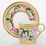 PORCELANA, uma (1) xícara para café, ornamentação floral policromada, generosos arremates a ouro, sem marca de manufatura aparente, ideal para coleção de cristaleira, vide foto.