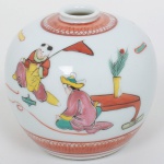 PORCELANA JAPONESA, um (1) vaso bojudo, pintado a mão em policromia representando cena do gênero com crianças, base assinada em caracteres, selo vermelho da região de Kutani, medindo 10 cm altura e diâmetro, sinais de uso, vide foto.