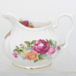 PORCELANA INGLESA, uma (1) cremeira modelada em gomos espiralados, ornamentação floral policromada, arremates com frisos a ouro, encimada por barco a vela, modelo Blue Waters of England, manufatura STAFFORDSHIRE, medindo 7 cm altura até a alça, sinais de uso, vide foto.