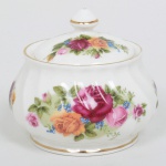 PORCELANA INGLESA, uma (1) açucareiro com tampa, modelada em gomos espiralados, ornamentação floral policromada, arremates com frisos a ouro, encimada por barco a vela, modelo Blue Waters of England, manufatura STAFFORDSHIRE, medindo 7 cm altura, sinais de uso, vide foto.