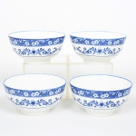 PORCELANA, quatro (4) tigelas com ornamentação representando flores de cerejeira na tonalidade azul sobre fundo branco, sem marca de manufatura aparente, medindo 15,5 cm diâmetro e 7,5 cm altura, algumas com pequenos defeitos na base, sinais de uso, vide foto.