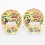 PORCELANA, par (2) xícaras para café, ornamentação policromada com cena do gênero oriental, arremates a ouro, marca BON GOURMET, ideais para coleção de cristaleira, sinais de uso, vide foto.