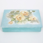 PORCELANA, uma (1) caixa retangular com tampa, manufatura PORBRAS (Guarulhos, SP, anos 60 até 1991), ornamentação pintada a mão em policromia, representando rosas sobre fundo na tonalidade azul, atelier de decoração ZAIRA, datado e localizado RIO 22-3-1970, medindo 21,5 x 15,5 x 5,5 cm, sinais de uso, vide foto.