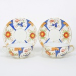 PORCELANA JAPONESA, par (2) xícaras para chá, ornamentação floral pintada a mão, padrão Imari, arremates a ouro, marca representada pela letra H dentro de losango envolto por silhueta de flor da cerejeira, ideais para coleção de cristaleira, vide foto.