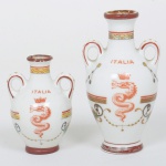 PORCELANA, dois (2) pequenos vasos com ornamentação floral policromada e a legenda CERTOSA DI PAVIA GRA CAR GELSOMINO, Itália, medindo 10 e 7 cm altura, sinais de uso, vide foto.