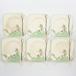 FAIANÇA INGLESA, seis (6) pratos quadrangulares para bolo, ornamentação policromada com figura feminina e flores, marca WOODS YVORY WARE (usada nas décadas de 30 e 40 pela Wood & Sons, fundada em 1865, funcionou na Potteries New Wharf em Trent e mais tarde na Pottery Stanley em Burlem, fechou em 2005), possuem o craquelê característico do envelhecimento de toda a faiança, medindo 13,5 x 13,5 cm, sinais de uso, vide foto.
