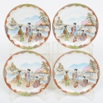 PORCELANA JAPONESA, quatro (4) pires de chá descasados sem as xícaras, pintados a mão em policromia, representando paisagem com cena do gênero, arremates a ouro, um deles com trincado na borda, outro com fio de cabelo, padrão Imari, assinado em caracteres, medindo 14 cm diâmetro, vide foto.