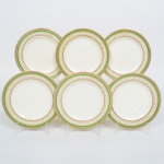 FAIANÇA INGLESA, seis (6) pratos de bolo, ornados com barrado na tonalidade verde e dourado, manufatura J & G Meakin Ltd (fundada em 1851 no Hanley, Stoke-on-trent, Staffordshire, pelos irmãos James e George, foi vendida em 1970 para o grupo Wedgwood mas ainda usou o nome Meakin até o ano 2000), modelo WESTMINSTER, possuem o craquelê característico do envelhecimento de toda a faiança, medindo 17,5 cm diâmetro, sinais de uso, vide foto.