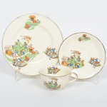 FAIANÇA INGLESA, um (1) trio para chá (xícara, pires e prato de bolo), ornamentação policromada com motivos infantis, arremates a ouro já com sinais de desgastes, manufatura ALFRED MEAKIN (fundada em 1875 na região de Tunstall na Inglaterra, de 1897 a 1913 Alfred Meakin Ltd, de 1913 a 1976 Alfred Meakin (Tunstall) Ltd, de 1976 a 1991 Myott Meakin, em 1991 foi vendida para um grupo ligado a uma igreja), modelo MARIGOLD, apresenta o craquelê característico do envelhecimento de toda a faiança, medindo a maior peça 20,5 cm, ideal para coleção de cristaleira, sinais de uso, vide foto.