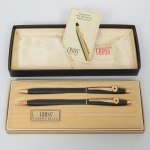 COLECIONISMO, estojo com dois (2) itens: 1 caneta esferográfica e 1 lapiseira, marca CROSS, modelo CLASSIC BLACK, brinde do CITIBANK, vide foto.