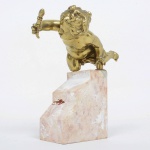 ESCULTURA, uma (1) figurativa representando criança segurando uma tocha, confeccionada em bronze, base em mármore com sinais de restauro, sem assinatura aparente, medindo 24 cm mais a base, sinais de uso, vide foto.