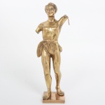 ESCULTURA, uma (1) figurativa masculina sem os braços, despojadora e expositora de relógio de algibeira, confeccionada em bronze, sem assinatura aparente, medindo 32 cm altura, sinais de uso, vide foto
