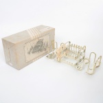 METAL PRATEADO, um (1) organizador de talheres, marca D ARTISAN, medindo 31 cm comprimento, acondicionado na caixa original e sem uso, ideal para presente, vide foto.