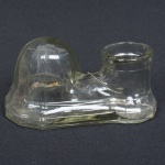 VIDRO, um (1) antigo tinteiro, incolor e translúcido, falta a tampa, medindo 13,5 cm comprimento, sinais de uso, vide foto.