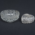 VIDRO, dois (2) itens, incolores e translúcidos: 1 caixa no formato de coração, moldada em sulcos, medindo 8,5 x 8,5 x 4,5 cm; 1 taça para sobremesa, moldada em parras e gomos, medindo 12,5 cm diâmetro e 6 cm altura, ambos com sinais de uso, vide foto.