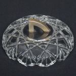 VIDRO, uma (1) tampa, incolor e translúcida, modelagem geométrica, pega em metal, medindo 16,5 cm diâmetro, sinais de uso, vide foto.