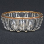 VIDRO, um (1) bowl, incolor e translúcido, moldado em sulcos, fundo em flor, borda com douração, sinais de desgastes, medindo 20 cm diâmetro e 7,5 cm altura, sinais de uso, vide foto.
