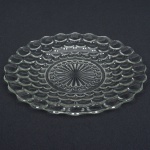 VIDRO, uma (1) fruteira, incolor e translúcida, moldada em esferas, fundo em dália, medindo 25,5 cm diâmetro, sinais de uso, vide foto.