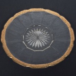 CRISTAL, uma (1) fruteira, incolor e translúcida, moldada em gomos, fundo estrelado, borda com arremates a ouro representando flores, pequenas falhas na douração, medindo 24,5 cm diâmetro, sinais de uso, vide foto.