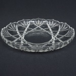 CRISTAL, uma (1) fruteira, incolor e translúcida, modelagem geometrizada, borda recortada, medindo 32 cm diâmetro, sinais de uso, vide foto.