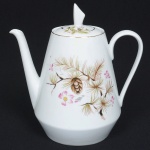 PORCELANA, um (1) bule para café com singela ornamentação vegetalista policromada, arremates com frisos a ouro, manufatura  STEATITA (Campo Largo, PR, funcionou de 1954 a 1994), medindo 21 cm altura, sinais de uso, vide foto.