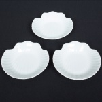 PORCELANA, três (3) petisqueiras ou base para casquinha de siri, tonalidade branca, formato de concha de vieira, sem marca de manufatura aparente, medindo 13 x 13 cm, sinais de uso, vide foto.