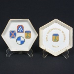 MILITARIA EM PORCELANA ITALIANA, dois (2) covilhetes hexagonais, ornamentação policromada com símbolo da Força Expedicionária Brasileira (cobra fumando), manufatura RICHARD GINORI, arremates a ouro, sinais de gasto, medindo 14,5 cm diâmetro, vide foto.