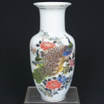 PORCELANA, um (1) vaso no formato de balaustre, ornamentação policromada com pavões e elementos vegetalistas, além de caracteres, arremates a ouro já com sinais de desgastes, selo e marca em caracteres orientais registrada em 1989 pela LEE S (Decorações de Porcelanas Lee s ltda., fundada em 1988, Tatuapé, SP; em 1994 virou Porcelanas Lee s Comércio, Importação, Exportação ltda., ainda em atividade), medindo 27 cm altura, sinais de uso, vide foto.